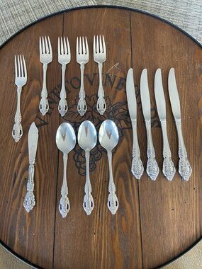 Oneida SSS Silver-Tone Flatware Set - Elegant Dining Spoons, Forks & Knives